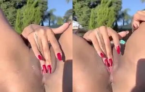 Morena safada batendo siririca no quintal com os dedos ágeis até gozar gostoso