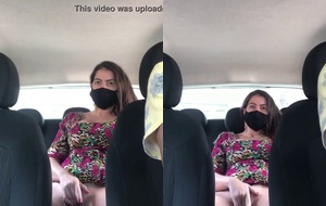 Morena safada provocando o motorista enquanto faz siririca no banco de trás do carro