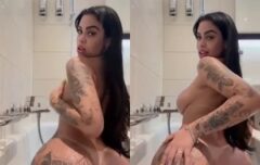 Morena sensual dançando nua e exibindo o rabão empinado com malícia