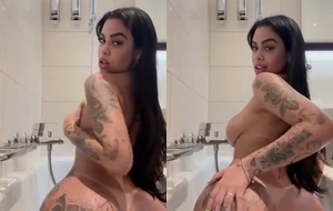 Morena sensual dançando nua e exibindo o rabão empinado com malícia