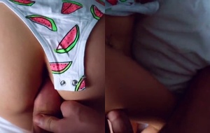 Ninfetinha safada sentando com força no pau até gozar gostoso na cama