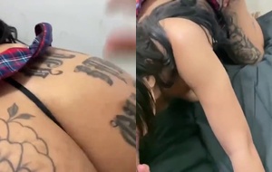 Ninfetinha tatuada deliciosa fudendo com dois amiguinhos até gozar alto