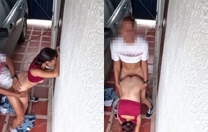 Novinha magrinha dando o bumbum na garagem com gemidos altos até gozar
