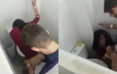 Novinha safada dando rapidinha no banheiro da faculdade e gemendo de prazer