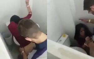 Novinha safada dando rapidinha no banheiro da faculdade e gemendo de prazer