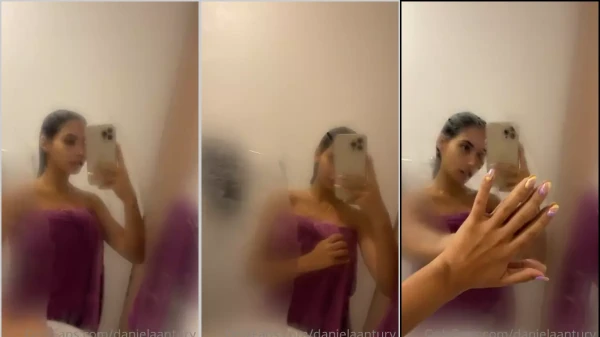 Novinha sapeca saiu do banho bem peladinha