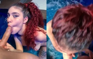 Ruiva casada fogosa dando pra valer para o personal na hidromassagem