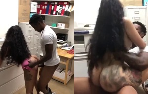 Secretária tatuada dando de quatro no escritório com colega de trabalho negão até gozar forte