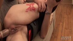 Tatuada no sexo forte com dois caras dotados