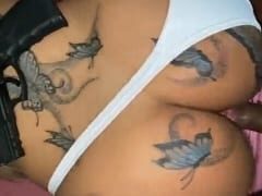 Tatuadinha devassa levou pirocada no cuzinho