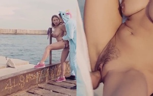 Turista gostosa dando no pier da praia para homem fantasiado de pirata
