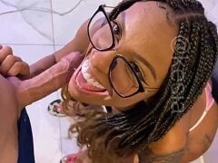 Amadora mulata brasileira mamando gostoso