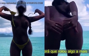 Ana exibida foi na praia pública com o marido e ficou peladinha na pedras se exibindo em vídeo amador