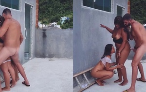Casal levou amiga mulata pra uma construção abandonada e fez um ménage
