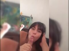 Gostosa de biquíni chupando com vontade no carro até engolir toda porra