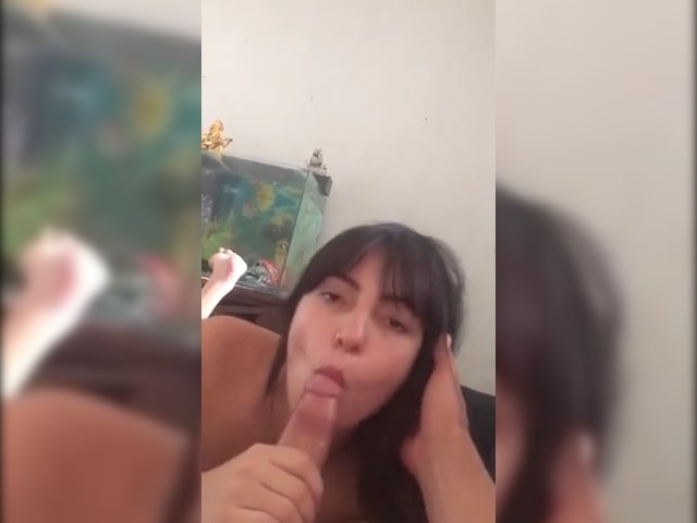 Gostosa de biquíni chupando com vontade no carro até engolir toda porra