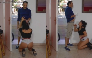 Putinha casada pagou a pizza com um boquete no entregador até ele gozar na dona de casa casada